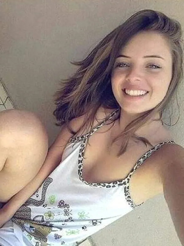 Lina, 25 ans, rencontre spontanée à Ajaccio
